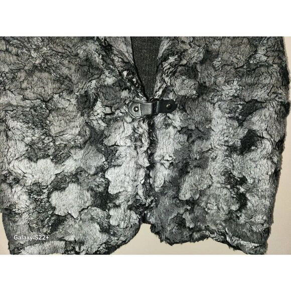 V16  ZOĒ Faux Fur Vest with a Quaint Little Snap Closure - Picture 3 of 8